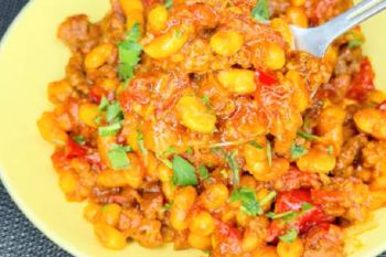 طرز تهیه خوراک گوشت چرخ کرده و لوبیا سفید با رب انار؛ غذایی خوشمزه و متفاوت