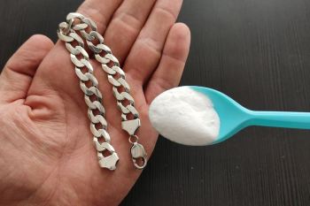 تمیز کردن نقره با خمیردندان و جوش شیرین؛ آیا این روش مؤثر است؟