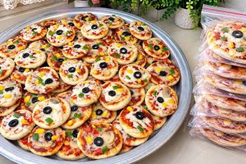 طرز تهیه مینی پیتزا خانگی در فر؛ خوشمزه، پف دار و مناسب فریزر