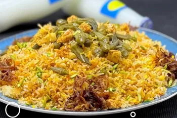 طرز تهیه بامیه پلو مجلسی با مرغ؛ غذای لاکچری با طعمی سنتی
