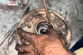آموزش کامل تعویض بلبرینگ چرخ عقب ۲۰۶؛ مثل یک مکانیک حرفه ای عمل کن
