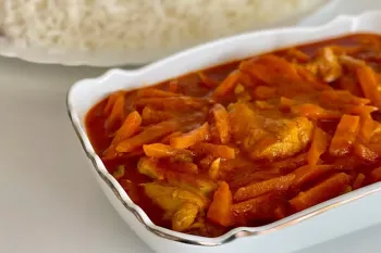 طرز تهیه خورشت هویج با مرغ؛ غذای خوش رنگ و لعاب برای سفره های ایرانی