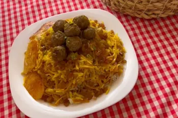 طرز تهیه رشته پلو مجلسی با گوشت چرخ کرده