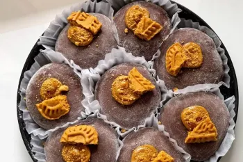 طرز تهیه موچی لوتوس شکلاتی خانگی؛ لقمه ای نرم و پر از لذت