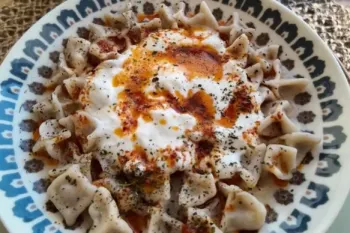 طرز تهیه مانتی ترکیه ای: لقمه های خوشمزه با سس ماست و فلفل