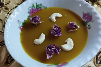 اگر توی خونه سه قاشق آرد دارید این دسر فوق العاده خوشمزه و مقوی را در ۱۰ دقیقه آماده کنید؟