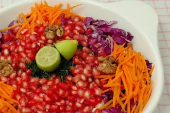طرز تهیه سالاد انار با تمام نکات / سالاد انار