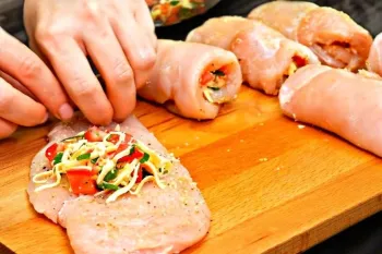 ای کاش زودتر یاد میگرفتم طرز تهیه رولت مرغ شکم پر مجلسی در فر بدون حتی یک قطره روغن!