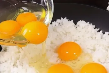 غذای فوری و خوشمزه فقط با برنج و تخم مرغ / حتی خوشمزه تر از پیتزا