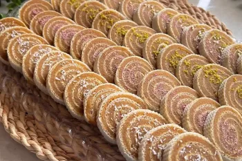 طرز تهیه حلوا رولی با حلوای زعفرانی / آموزش حلوا رولی مجلسی