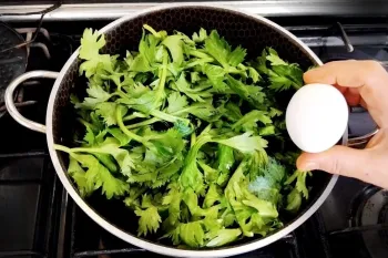 من هر هفته این دستور پخت ساده کوکو برگ کرفس بسیار خوشمزه و ساده رو درست میکنم