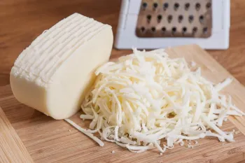 طرز تهیه پنیر پیتزا خانگی فقط با ۳ قلم مواد و چقد کش میاد / پنیر پیتزای اقتصادی و درجه یک