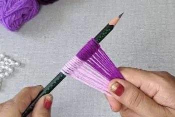 آموزش ساخت گل تزئینی شیک با مداد و کاموا
