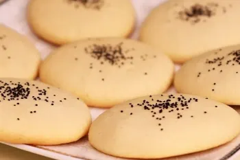 طرز تهیه شیرینی نان برنجی خانگی با روغن مایع برای عید