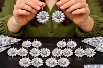 فروش ۵۰ جفت گوشواره ساخته شده از بسته بندی قرص در ۴ ساعت