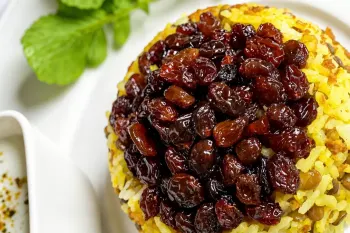 طرز تهیه کشمش پلو مجلسی با مرغ؛ غذای اصیل ایرانی با تمام فوت وفن ها