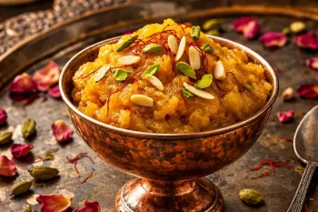 طرز تهیه حلوا با آرد؛ آموزش مرحله به مرحله تهیه حلوای مجلسی، خوش رنگ و خوش عطر به سبک خانگی