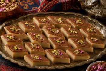 طرز تهیه حلوا خشک دورنگ قزوین؛ شیرینی سنتی و خوش عطر برای پذیرایی و عید