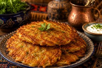 پنکیک سیب زمینی ترد و طلایی؛ یک شام یا صبحانه خوشمزه که همه عاشقش می شوند!