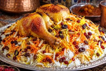 ساطری پلو با مرغ؛ غذای اصیل مشهدی با عطر زعفران، هویج و کشمش که هر مهمانی را مجذوب می کند!