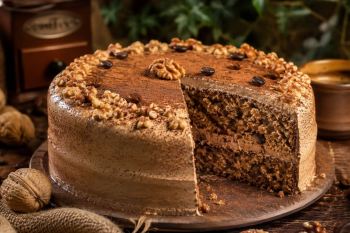 طرز تهیه کیک نسکافه و گردو؛ کیکی نرم، خوش عطر و کافی شاپی که همه عاشقش می شوند!