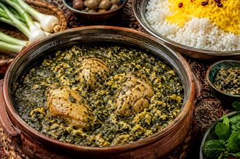 طرز تهیه سیر قلیه به روش اصیل گیلانی؛ خورشتی خوش عطر با سیر تازه و تخم مرغ که طعم شمال را به سفره شما می آورد