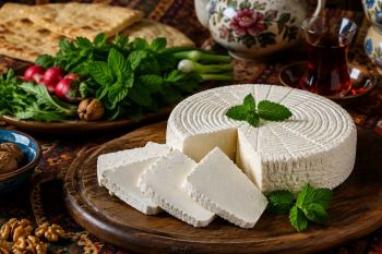 طرز تهیه پنیر خانگی ساده و اقتصادی؛ فقط با ۳ ماده اولیه، پنیر تازه و خوش طعم درست کنید