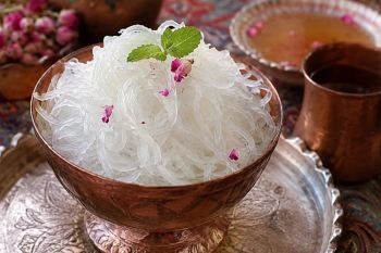 طرز تهیه رشته فالوده خانگی با روشی جدید؛ بدون دستگاه و با بافتی کشدار و حرفه ای