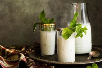 دوغ گازدار خانگی بدون دستگاه؛ نوشیدنی خنک و خوش طعم مثل دوغ های کارخانه ای