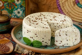 طرز تهیه پنیر خانگی با شیر و دانه کتان؛ آب پنیر را دور نریزید، این طلای مایع را استفاده کنید!