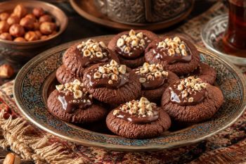 طرز تهیه شیرینی فندقی شکلاتی خانگی؛ شیرینی لطیف و خوش عطر برای پذیرایی و عصرانه