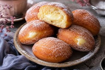 طرز تهیه پیراشکی کرم دار با پیمانه لیوان به سبک بازاری؛ نرم، پفکی و پر از کرم وانیلی خوشمزه