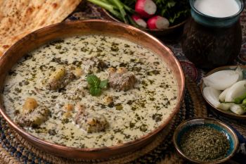طرز تهیه آبگوشت دوغ دار محلی؛ غذای اصیل اراکی با طعمی متفاوت و فراموش نشدنی