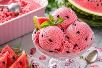 طرز تهیه بستنی هندوانه ای با ثعلب؛ خنک، کشدار و خوش رنگ برای روزهای گرم تابستان