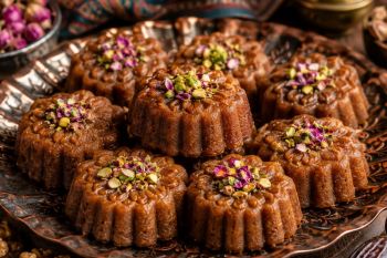 طرز تهیه حلوا خرمایی شیرازی قالبی و بدون شکر؛ شیرینی سنتی خوش عطر و مجلسی