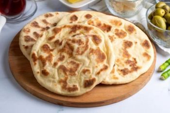 طرز تهیه نان تابه ای بدون فر به روش سنتی شمالی؛ نانی نرم و خوش عطر برای صبحانه