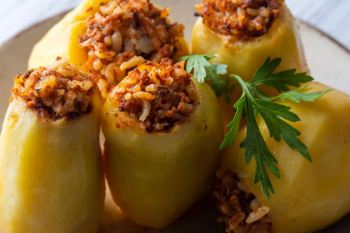 طرز تهیه دلمه سیب زمینی خوشمزه و مجلسی؛ یک غذای متفاوت و وسوسه انگیز