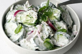 طرز تهیه سالاد خیار یونانی به ۲ روش؛ خنک، ترد و خوش عطر مثل یک عصر تابستانی در یونان!