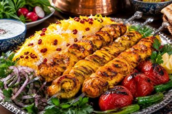 جوجه کباب فیله مرغ حلزونی؛ یک غذای مجلسی و شیک برای پذیرایی تمام عیار