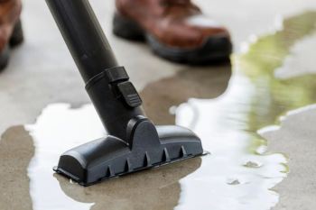 آب گرفتگی سرامیک را چطور رفع کنیم؟ روش ساده تا اصولی برای خشک کردن و جلوگیری از خرابی