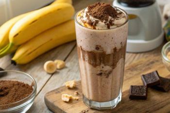 طرز تهیه اسموتی موز و شکلات؛ نوشیدنی خامه ای و خوشمزه با طعم کاکائویی
