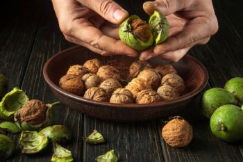 روش های پاک کردن پوست گردوی تازه به راحتی؛ چند ترفند ساده بدون سیاه شدن دست