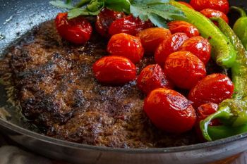 طرز تهیه تاوا کبابی خوشمزه و مخصوص به روش اصیل تبریزی؛ کبابی آبدار و خوش عطر در تابه