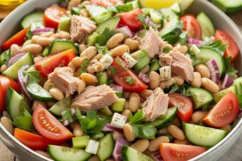 سالاد تن ماهی با لوبیا چشم بلبلی؛ یک سالاد مقوی و خوشمزه برای یک وعده سبک!