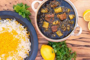 طرز تهیه خورشت کرفس با گوشت؛ خورشتی خوش عطر، جاافتاده و مجلسی مثل رستوران