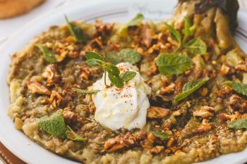 طرز تهیه بورانی بادمجان؛ پیش غذای خوشمزه و مجلسی با طعم دودی و سیر