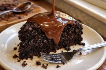 طرز تهیه کیک شکلات داغ؛ کیک سه لایه شکلاتی خوشمزه با بافت نرم و سس شکلاتی