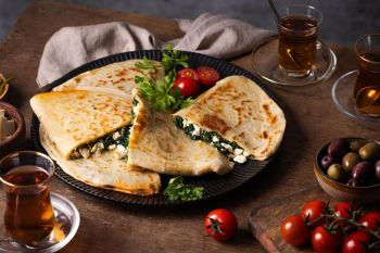 طرز تهیه نان گوزلمه با آرد ذرت به روش سنتی ترکیه ای؛ نانی ترد، خوش عطر و متفاوت برای صبحانه