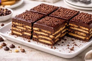 طرز تهیه کیک یخچالی ساده و خوشمزه؛ دسری بدون فر و فوری برای مهمانی ها