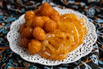 طرز تهیه زولبیا و بامیه خانگی؛ شیرینی ترد و خوش عطر قنادی را در خانه درست کنید